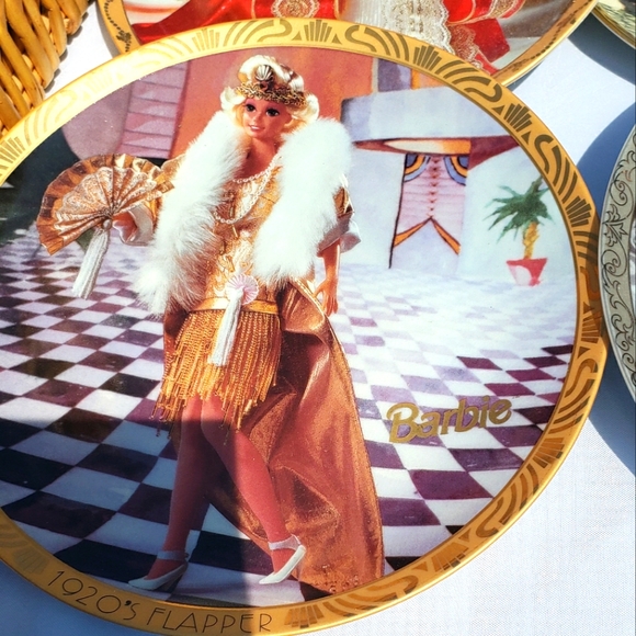 Multiple Collectable Barbie porcelain plates - Picture 15 of 16